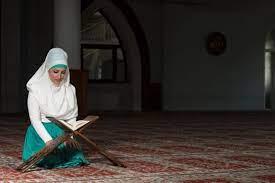   هل يجوز للمرأة قراءة القرآن بدون حجاب؟.. الإفتاء تجيب