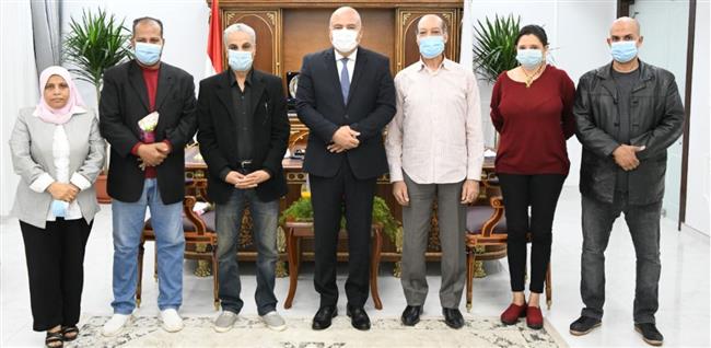 محافظ قنا يستقبل أبطال العرض المسرحى «طقوس العودة»