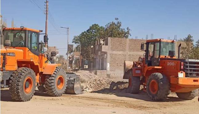 بـ35 طنا.. رئاسة البياضية بالأقصر تزيل تراكمات أتربة على الطريق الصحراوى