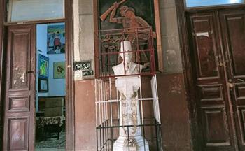   تمثال «داود بك تكلا » رهن الإقامة الجبرية في مدرسته بنجع حمادي.. صور 