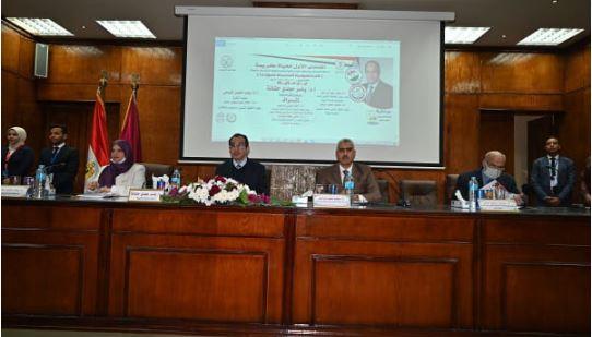 رئيس جامعة الفيوم يشهد فعاليات المنتدى الأول لحياة كريمة بكلية الخدمة الاجتماعية