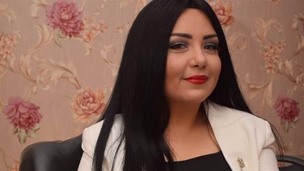 إيمان أيوب مديرة نادى ثقافى فى«نقل عام» 