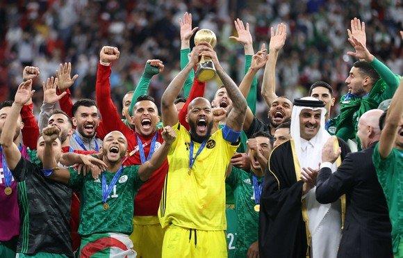 الرئيس الجزائري يكرم المنتخب المحلي المتوج ببطولة «كأس العرب»