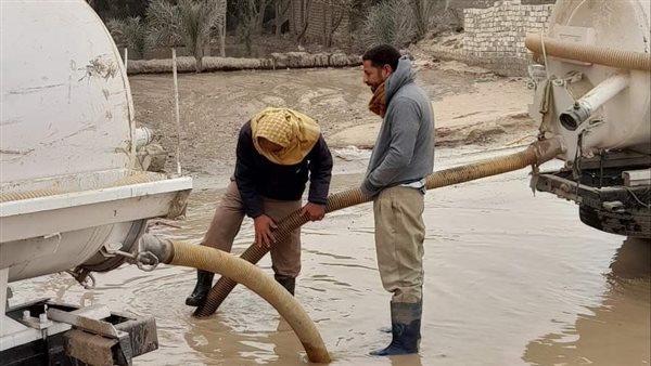 رئيس حي الجناين بالسويس: رفع تراكمات المياه إثر انفجار خط المياه الرئيسي