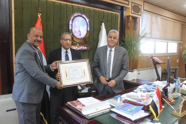 «المصرية الدولية لحقوق الإنسان» تكرم رئيس جامعة جنوب الوادى