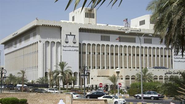 الكويت.. شاب مصرى يهدد بالانتحار حرقا والشرطة تقنعه بالعدول عن فكرته
