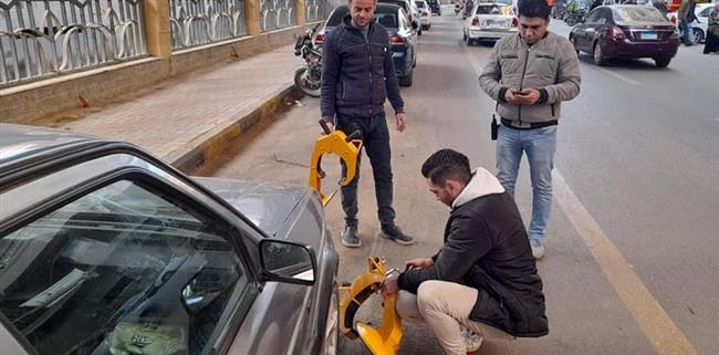 كلبشة السيارات المتعدية علي الطريق العام بالطالبية
