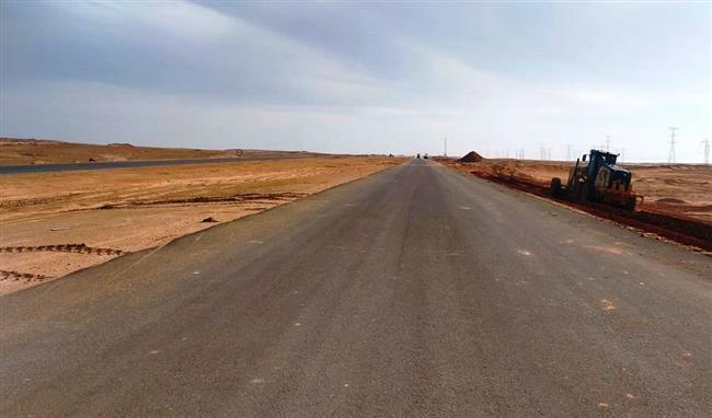 محافظ أسوان يتابع تنفيذ شبكة الطرق البرية الدولية والمحلية