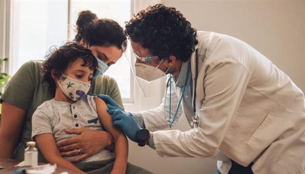 فرنسا تبدأ تطعيم الأطفال ما بين 5 و11 عاما وسط تسارع انتشار «أوميكرون»
