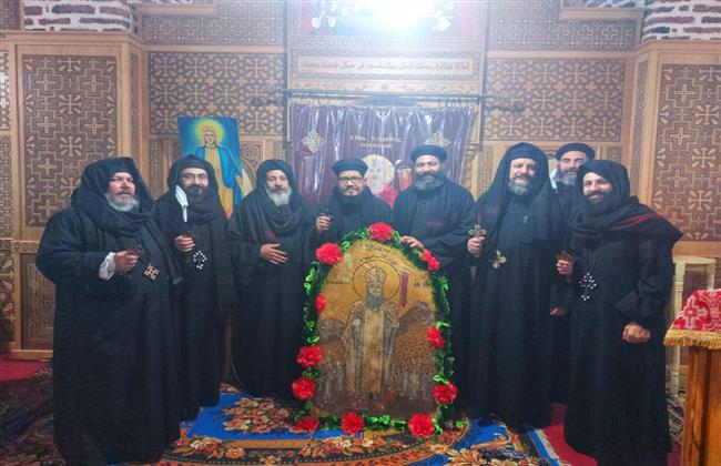 أقباط إسنا يحتفلون بعيد استشهاد الأنبا أمونيوس بدير الشهداء في الأقصر