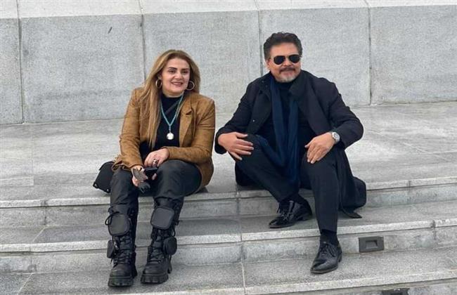 بعد ازاحة الستار عن تمثال والدها.. رانيا ياسين تلتقط صورا تذكارية 