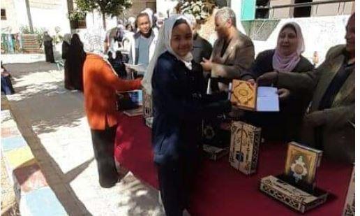 «جنوب قنا الاعدادية بنات» تكرم الطالبات الحافظات لكتاب الله فى المسابقة الدينية.