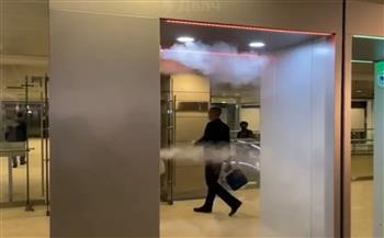 شاهد|| وضع جهاز للمعالجة بالفضة فى مدخل المؤتمر الصحفى لبوتين