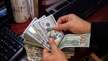 الدولار يرتفع بالتزامن مع صعود العملات الحساسة للمخاطر