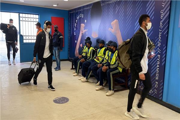 حافلة بيراميدز تصل الدفاع الجوى استعدادًا لمواجهة إنبى 
