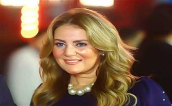 بخرز أزرق وآيات قرأنية.. رانيا محمود ياسين تدعم شقيقها بعد حادث تصادمه اليوم