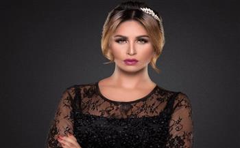مي سليم تخطف الأنظار بالأحمر احتفالاً بالكريسماس
