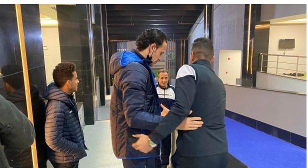 لاعبو الزمالك يصافحون إبراهيم صلاح