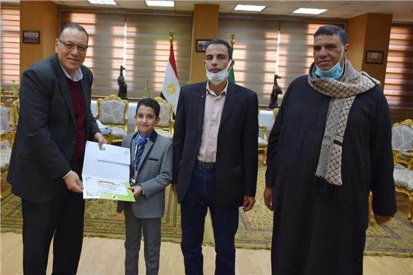 محافظ الشرقية يكرم الطفل الفائز بالمركز الثانى فى مسابقة حفظ القرآن