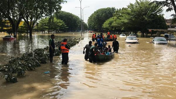 إجلاء المواطنين خوفا من الفيضانات فى ماليزيا