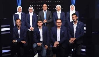 رئيس جامعة القناة يقدم التهنئة لفريق العباقرة 