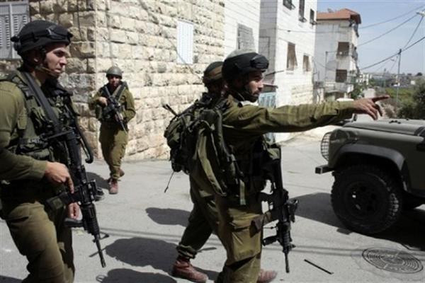 الاحتلال الإسرائيلي يعتقل 13 فلسطينيًا من الضفة الغربية