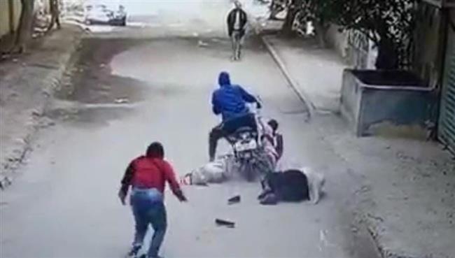 كاد يقتلهم.. لص يسحل طالبتين وسيدة أثناء سرقة هاتف بحلوان.. فيديو