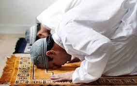 حكم صلاة الفرض دون السنة في العمل؟.. الإفتاء تجيب