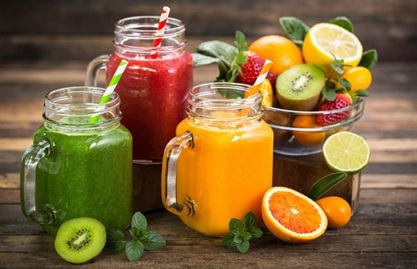 خبراء التغذية يكشفون عن أفضل مشروب يمكن تناوله بعد سن الـخمسين