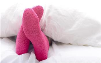   5 أضرار صحية لارتداء الجوارب أثناء النوم 