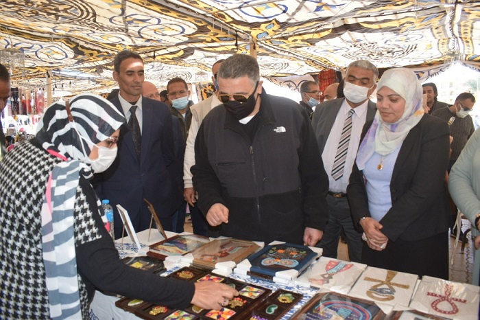 محافظ البحر الأحمر يفتتح معرض الأسر المنتجة بالممشي السياحي بالغردقة