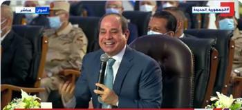 السيسي ممازحا وزيري الزراعة والتموين: ما تزودوا السكر خلوا الناس تكسب.. فيديو