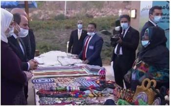 السيسي يتفقد معرضا للحرف اليدوية في أسوان