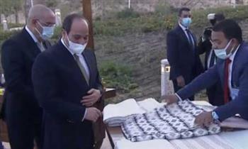   الرئيس السيسي يشتري «كوفرتات ومفارش» يدوية من شاب أسواني