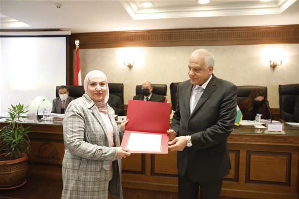 محافظ الجيزة يكرم السكرتير العام والعاملين بمركز معلومات المحافظة