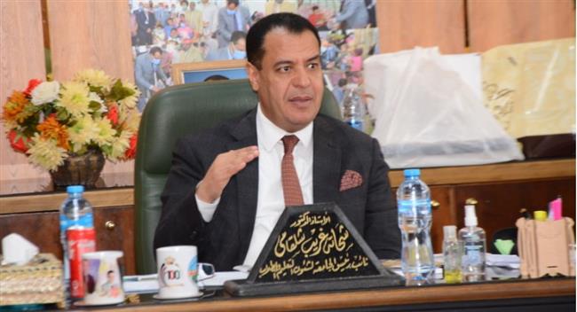 نائب رئيس جامعة أسيوط يعلن منح الطلاب المتفوقين درع التميز ومبالغ مالية