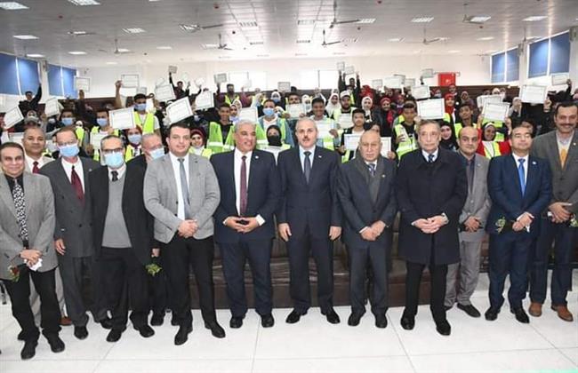 رئيس جامعة القناة يشهد تخريج الدفعة الأولى من المنح الدراسية