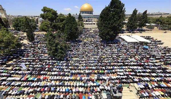 عشرات الآلاف يؤدون صلاة الجمعة بالمسجد الأقصى المبارك
