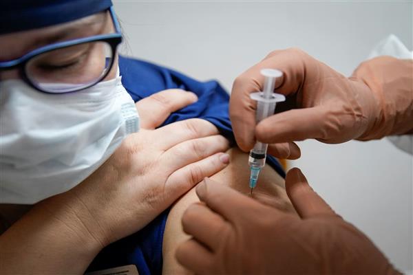 الفلبين الرابعة عالميًا في التطعيم اليومي ضد «كورونا»