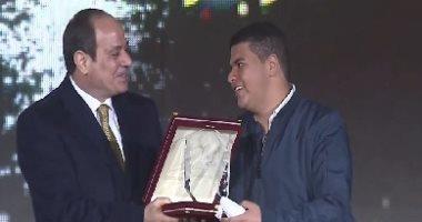 كرمه الرئيس السيسي.. أصغر متطوع ضمن مبادرة «حياة كريمة»: الناس بتدعي للريس