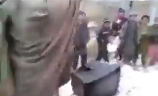إعدام تلفزيون.. وإجبار صاحبه على حلف يمين عدم مشاهدته .. فيديو
