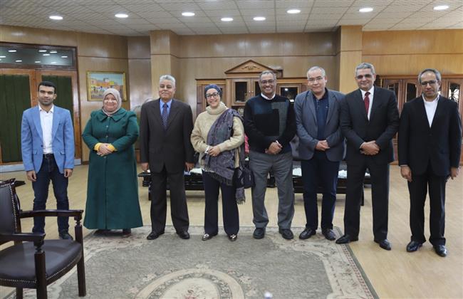 رئيس جامعة جنوب الوادى يستقبل وفد وزارة الاتصالات وتكنولوجيا المعلومات