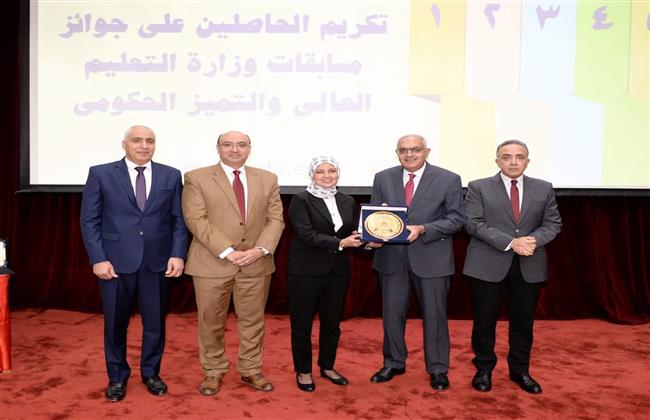 تكريم فريق عمل جائزة مصر للتميز الحكومي من جامعة المنصورة 