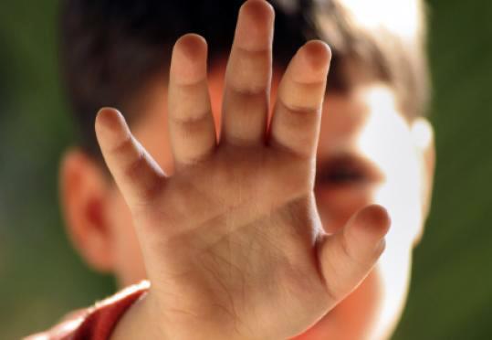حادث طعن في أسيوط.. مهتز نفسيا يحدث إصابات بالغة لطالبين