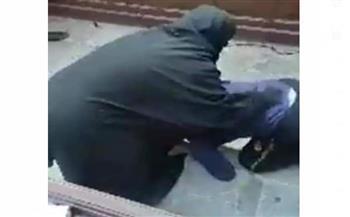 سفاح الإسماعيلية يقبل قدم والدته ويطلب الدعاء.. صور