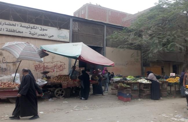 الجيزة تشن حملة لرفع  الباعة الجائلين بمحيط سوق الكونيسة