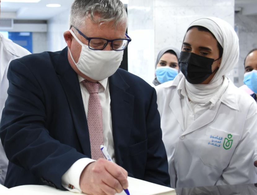 قنصل سفارة نيوزلندا يشيد  بمستوى الخدمة الطبية بمستشفى الكرنك الدولي بالأقصر