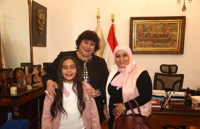  عبد الدايم تستقبل الطفلة ملك محمد وزيرة ثقافة «قادرون باختلاف» وتقرر ضمها لفرقة الشمس