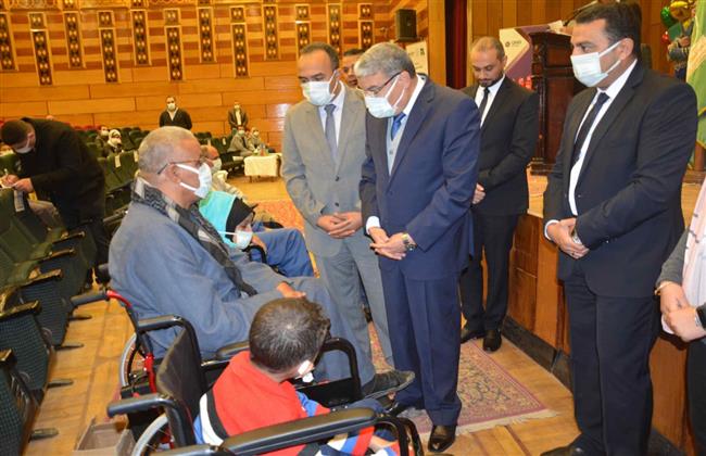 «حياة كريمة».. محافظ المنيا يسلم أجهزة تعويضية للمستحقين من الأكثر احتياجا بقرى ملوى