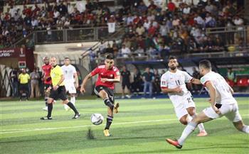 انتهاء الشوط الأول بتقدم الجزائر بهدف أمام منتخب مصر 